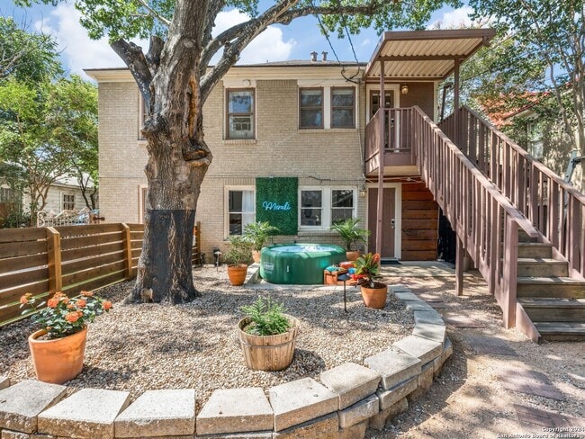 Building Photo - Charming 2-Bedroom Duplex in Mahncke Park