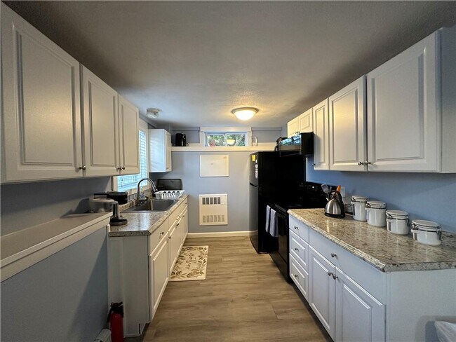 Building Photo - 40 Hemlock Ave