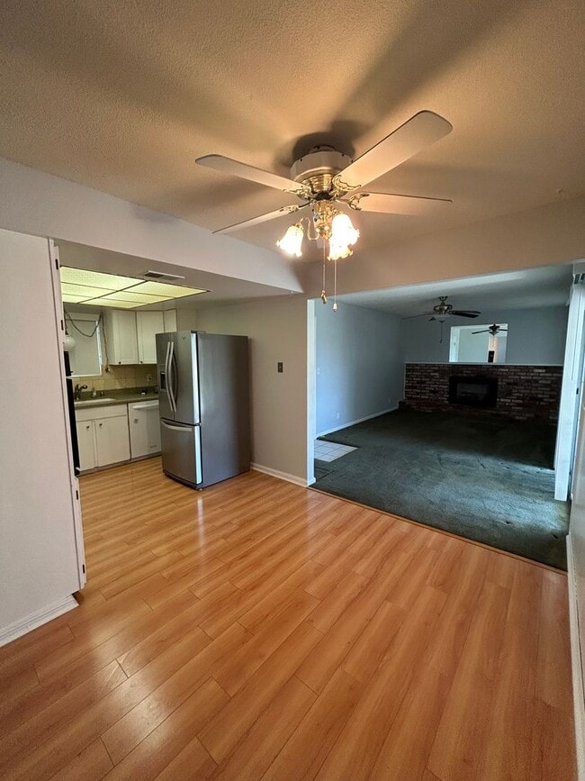 Building Photo - NICE OLDER HOME IN ESTABLISHED AREA