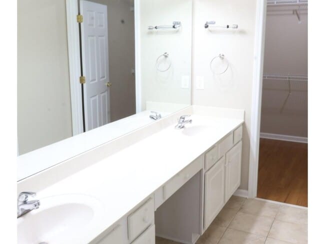 Building Photo - 3204 Village Ln