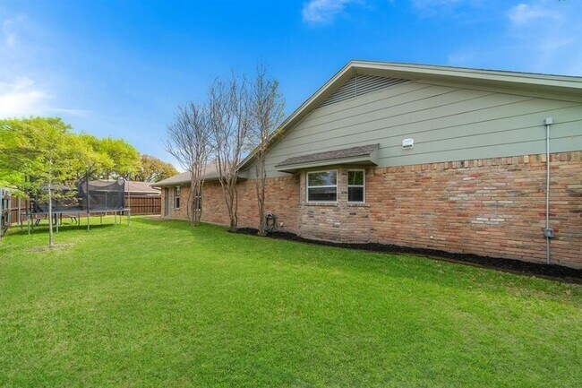 Building Photo - 1601 Windsong Trail