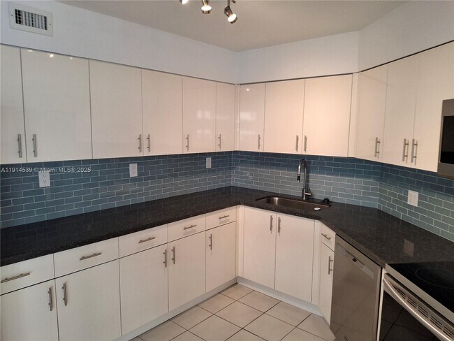 Building Photo - 5161 Collins Ave