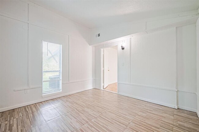Building Photo - 227 N Austin Dr