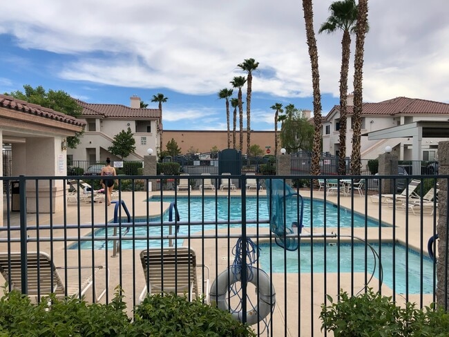 Building Photo - Spacious 2 Bedroom Condo in Gated Community!