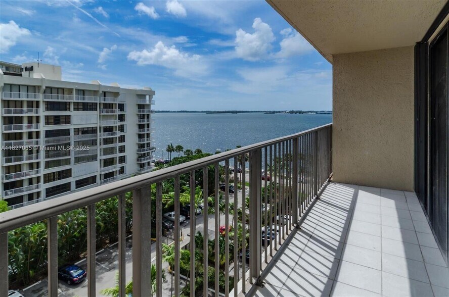 Building Photo - 1450 Brickell Bay Dr