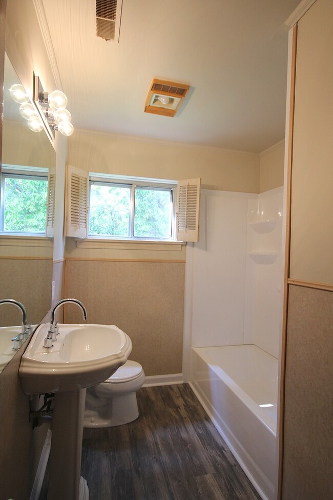 Building Photo - Cozy 3 Bed 1 Bath - Available Now! $350 Of...