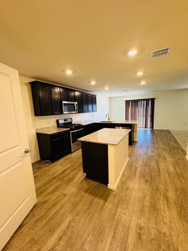 Building Photo - FALL MOVE IN SPECIAL!! Northwest/ Marana- ...