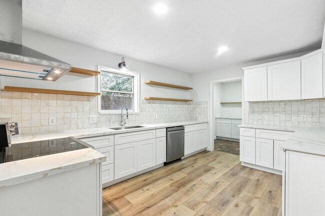 Building Photo - 606 Orangewood Dr