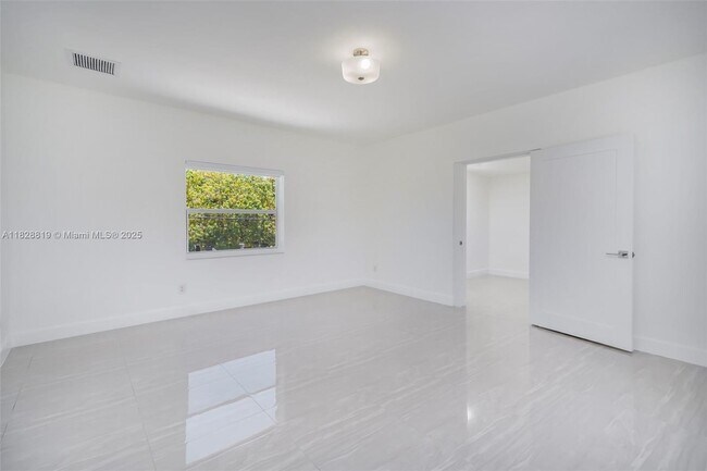 Building Photo - 590 SW 23rd Ave