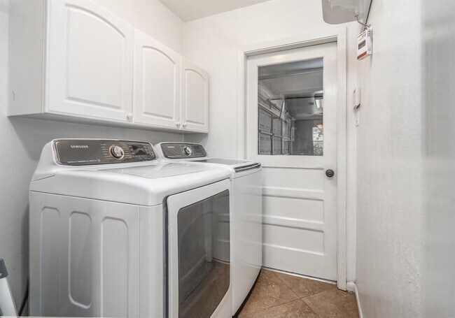 Building Photo - 9423 Highmeadow Dr