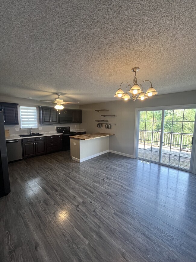 Building Photo - 723 Iron Horse Dr