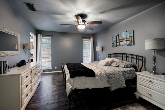 Building Photo - 2607 Lone Summit St