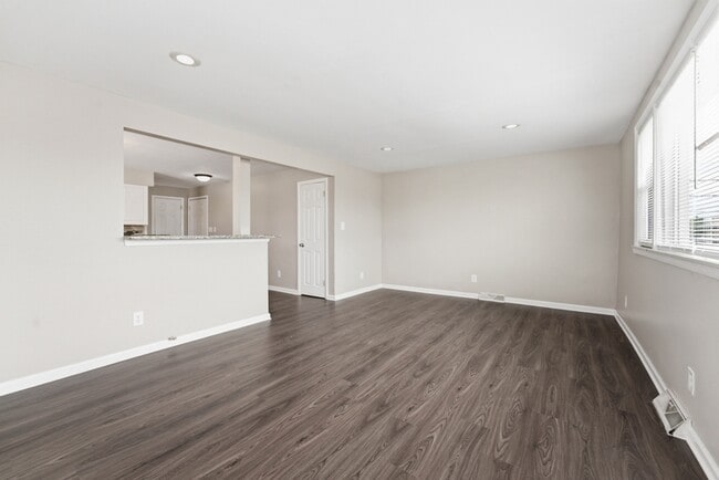 Building Photo - 12865 Eureka Rd