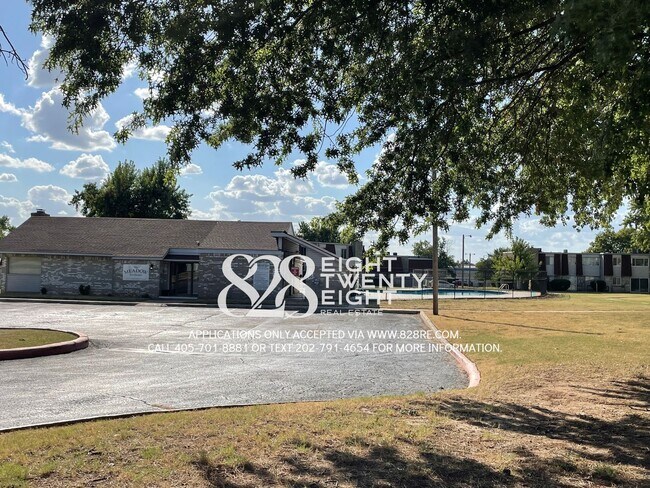 Building Photo - *AVAILABLE NOW!* Spacious 3 Bed/2.5 Bath Condo in East Norman!