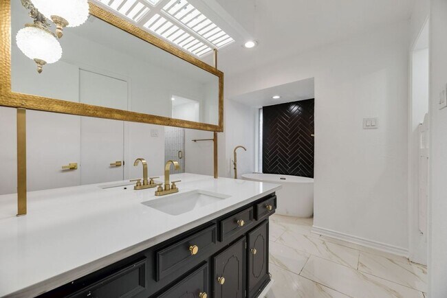 Building Photo - Spacious updated East Dallas home with open layout, flex suite, and easy access to White Rock Lake