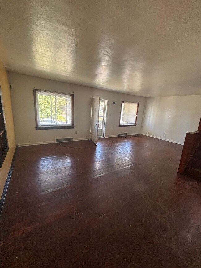 Building Photo - 3-Bedroom 1 Bath Bungalow style Home-Collinwood Area(Accepting Section 8, Eden and private pay Te...