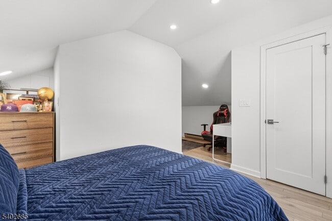 Building Photo - 48 Hobart Pl