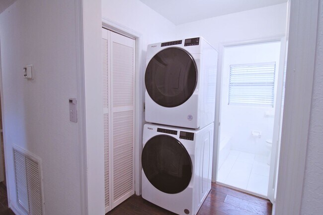 Building Photo - Charming Renovated Tampa Home with Fully Fenced Front & Backyard