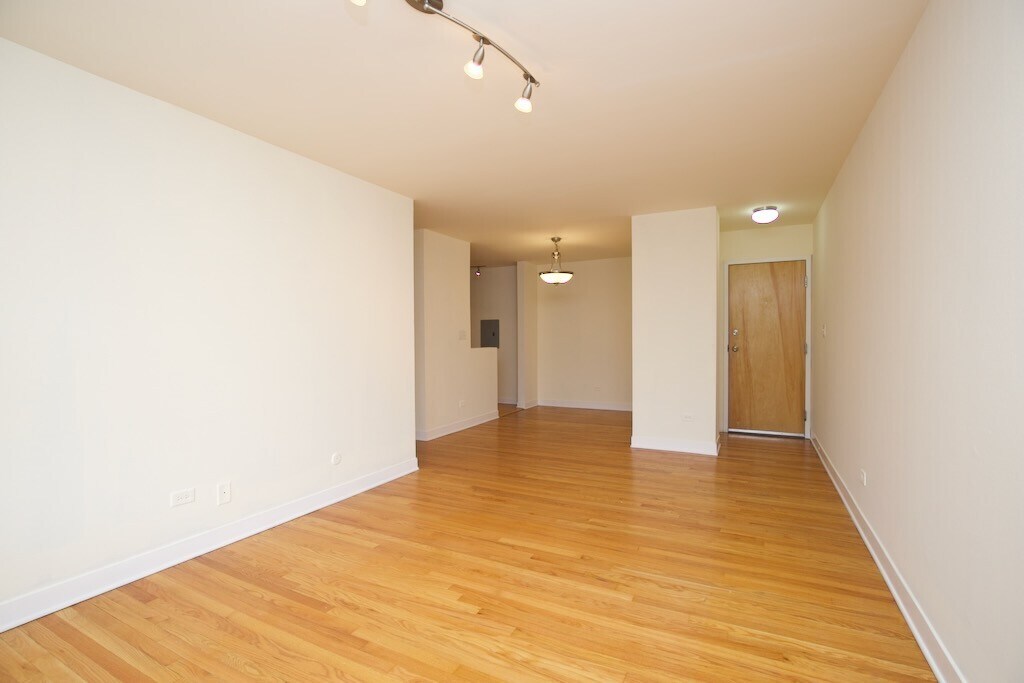 Building Photo - 628 W Wrightwood Ave