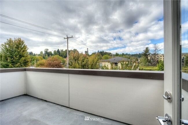 Building Photo - LIKE NEW LUXURY GENESEE PARK TOWNHOME AVAI...
