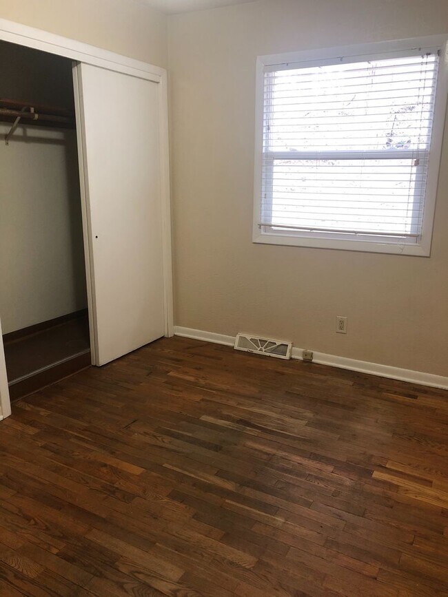 Building Photo - 1528-1530 Seminole Ave NW Cedar Rapids, IA...