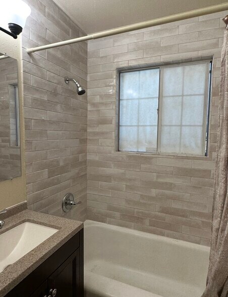 Tub shower in master bathroom - 16964 Millstone Dr