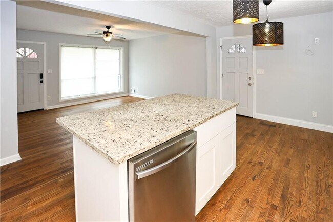 Building Photo - 667 Tara Cir SE