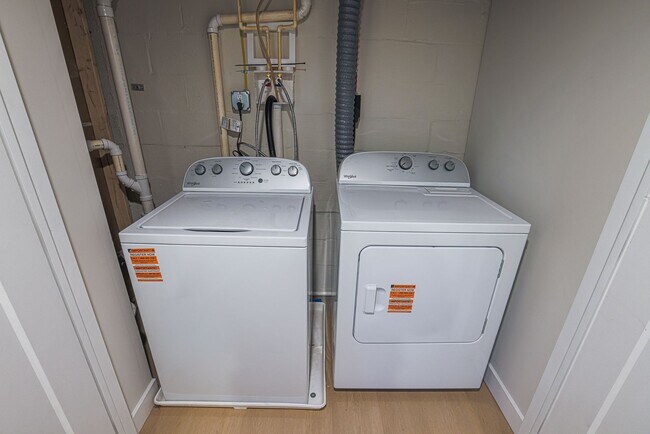 Building Photo - 3 BR 1-1/2 Baths MUST SEE- ACCEPTING HOSUING VOUCHERS!