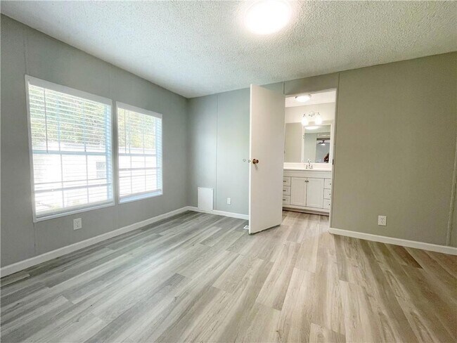 Building Photo - 566 Panther Dr