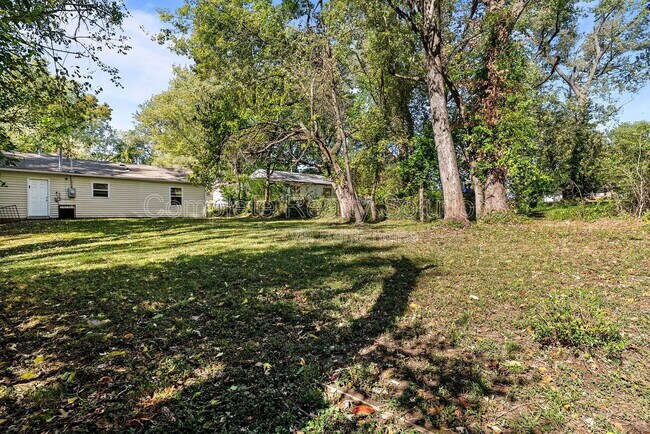 Building Photo - 10140 Earl Dr