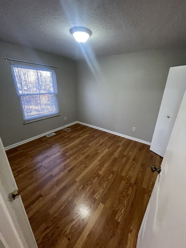 Building Photo - 4 Bd 2 ba house