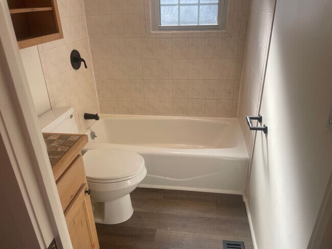 Building Photo - Renovated 2 Bedroom Home for Rent in Kingsport TN | Modern Kitchen