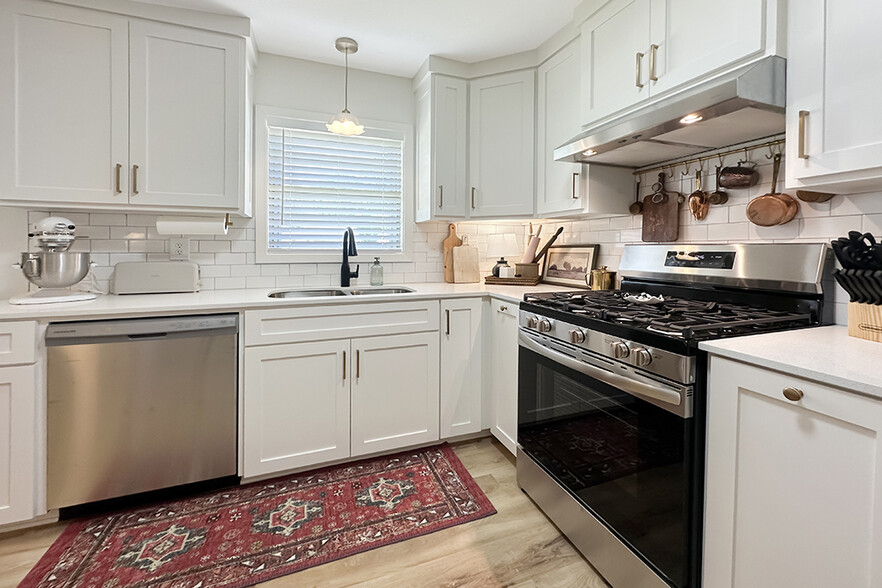 Gourmet kitchen - 204 Dianne St