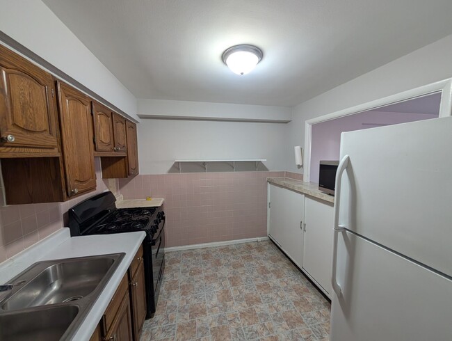 Building Photo - 2 Bed 1 Bath in Lakeview!