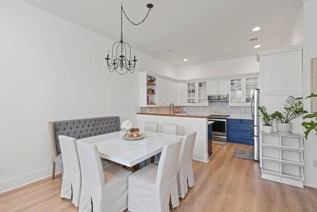 Building Photo - 285 SE 6th Ave