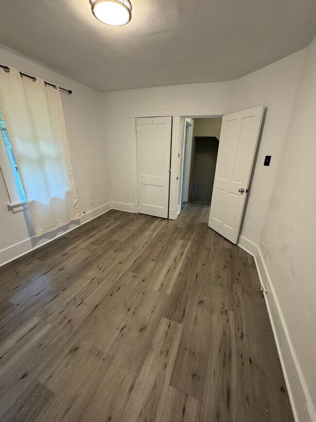 Building Photo - 3 Bedroom 1.5 Bath in Dormont!
