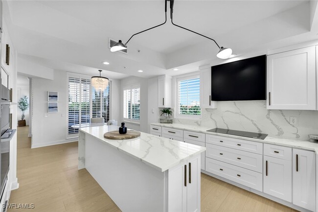 Building Photo - 8720 Bay Colony Dr