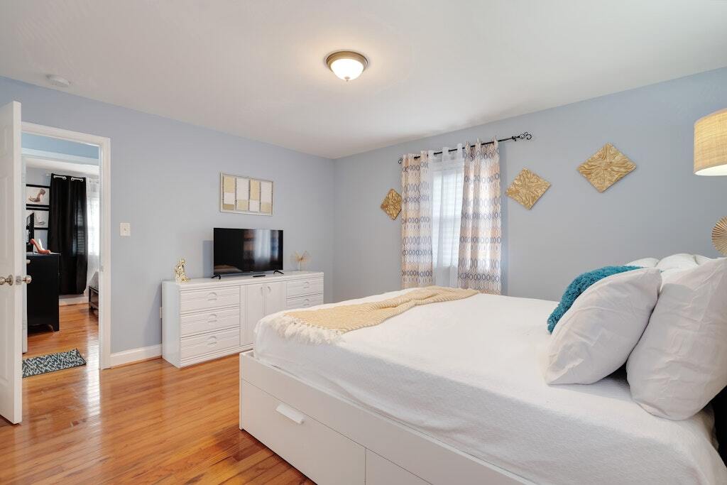 Bedroom 1 - 900 E Tantallon Dr