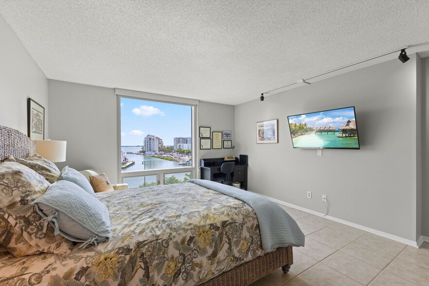 Master bedroom with great views - 1111 N Gulfstream Ave