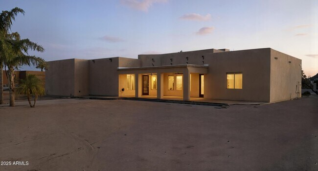 Building Photo - 2617 W Desert Hills Dr