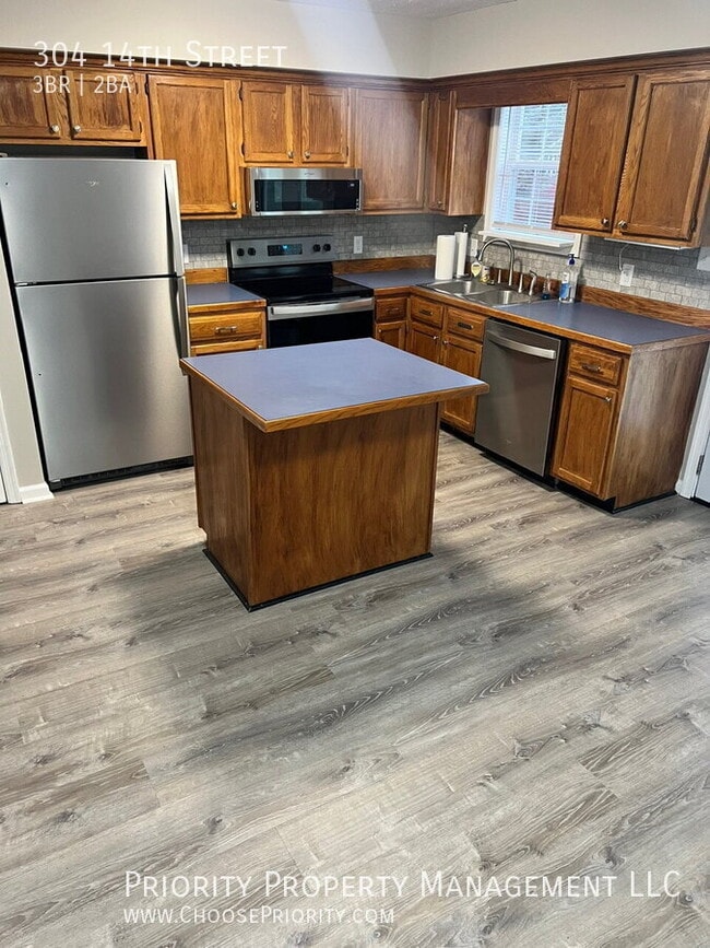 Building Photo - 304 14th St