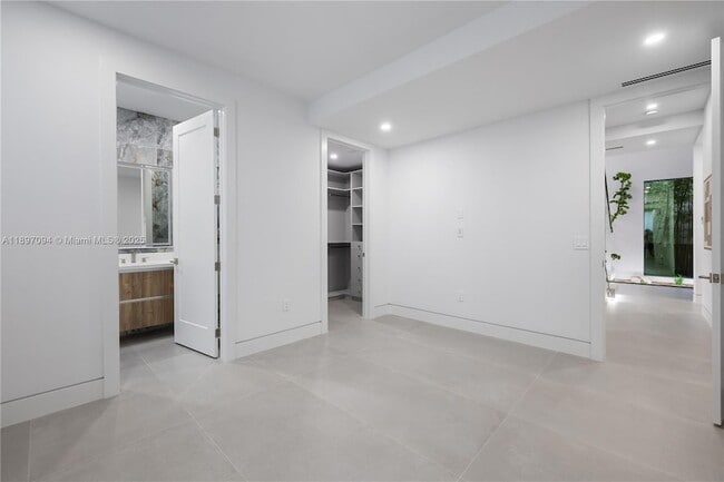 Building Photo - 807 SW 12th Ave