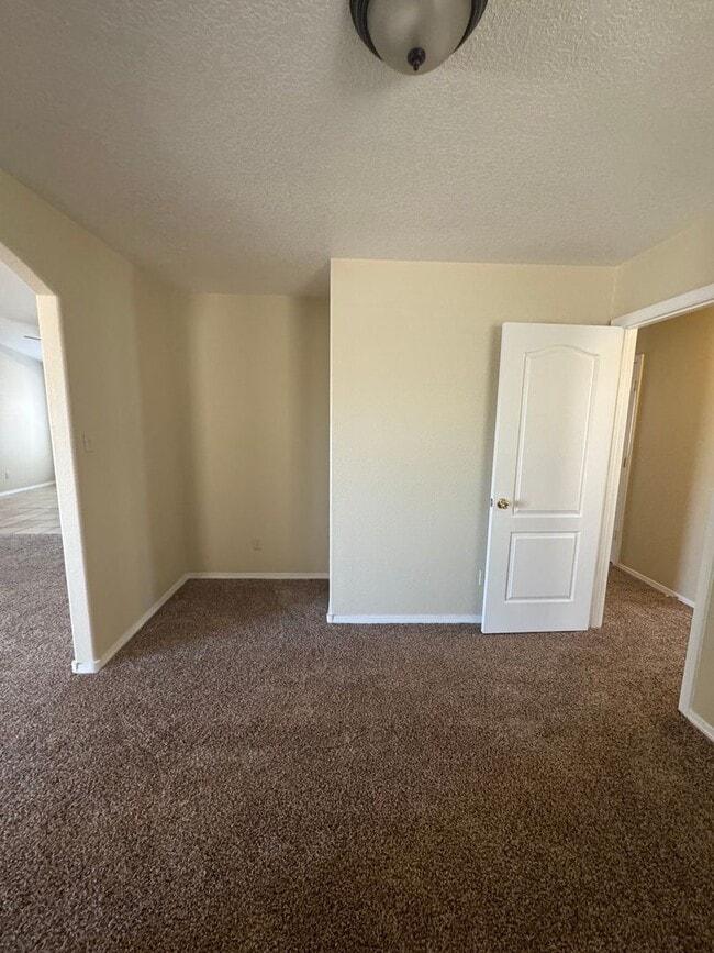 Building Photo - 3 bed 2 bath home