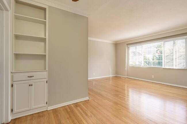 Building Photo - Walking distance to UCLA!