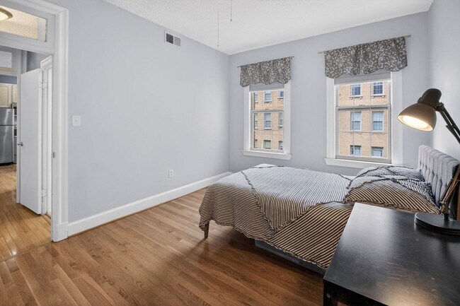 Building Photo - Sunny 1br with Balcony in Columbia Heights!