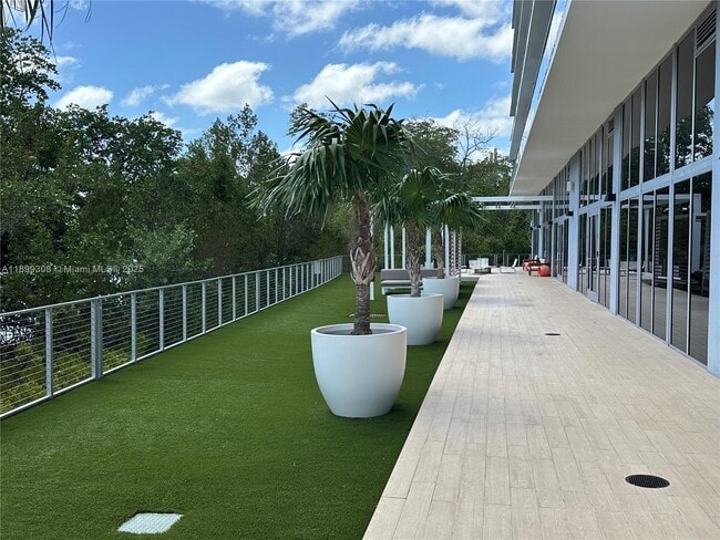 Building Photo - Luxury 2BR + Den Residence with Panoramic ...