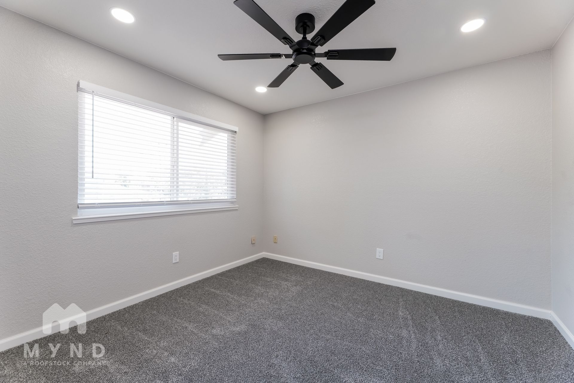 Building Photo - 905 Carro Dr