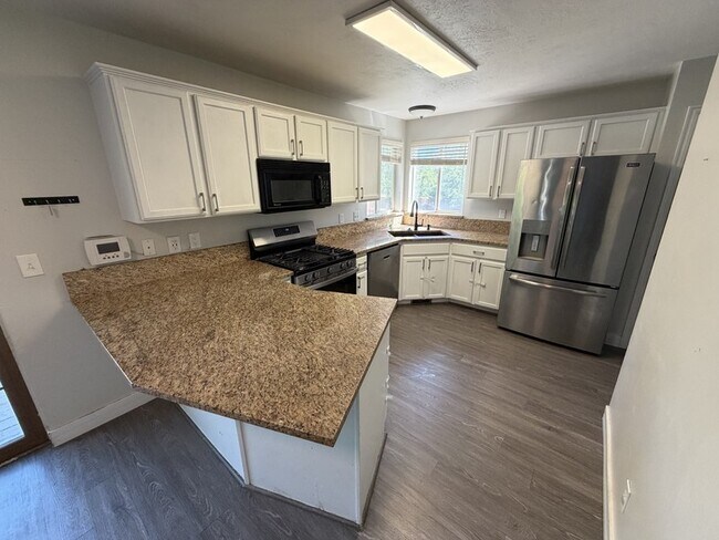Building Photo - 704 Country Club Dr