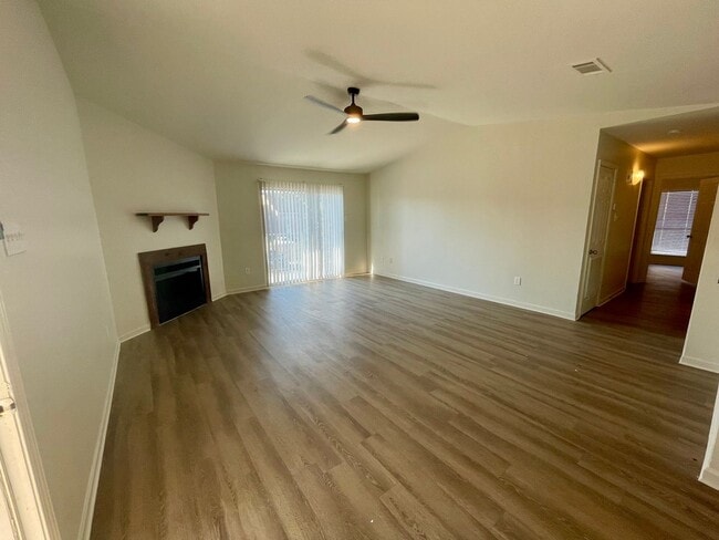 Building Photo - Remodeled and Spacious 2 BR/2 Bath minutes from LSU