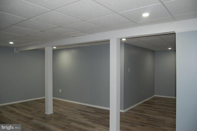Building Photo - 131 Red Haven Dr